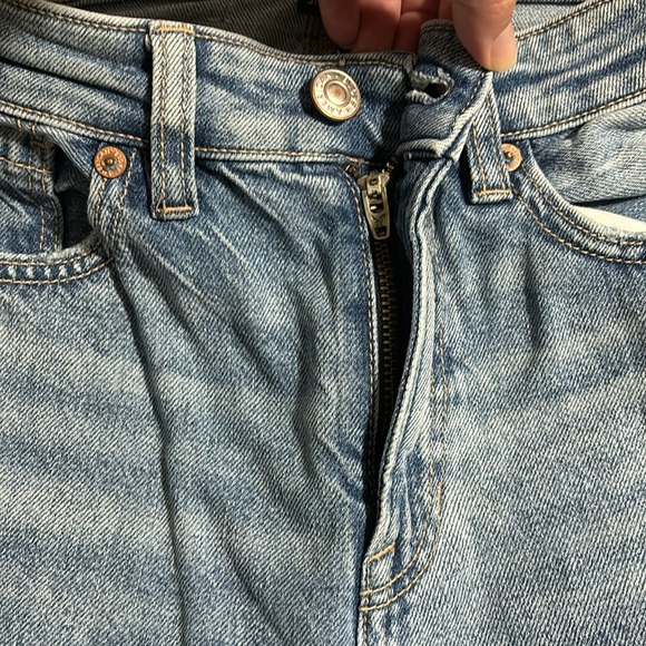 American Eagle Strigid Ripped Mom Jeans, Size 00 Short - Picture 3 of 9